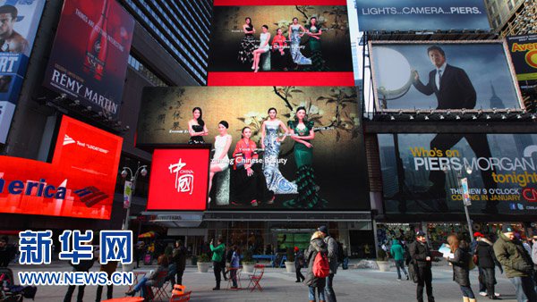 1月17日，美国纽约时报广场的电子显示屏正在播出《中国国家形象片——人物篇》。当日，由中国国务院新闻办筹拍的《中国国家形象片——人物篇》在纽约时报广场大型电子显示屏上播出，中国各领域杰出代表和普通百姓在片中逐一亮相，让美国观众了解一个更直观更立体的中国国家新形象。新华社发（吴凯翔摄）