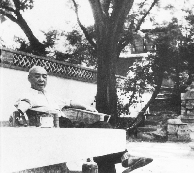 1959年夏在北京西山长安寺院中小憩，田汉在这里的西厢房曾写过话剧《关汉卿》《文成公主》和京剧《西厢记》。黎之彦摄