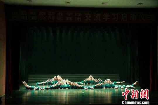 山西戏剧职业学院的学生和老挝的舞蹈演员现场表演。　文化厅提供 摄