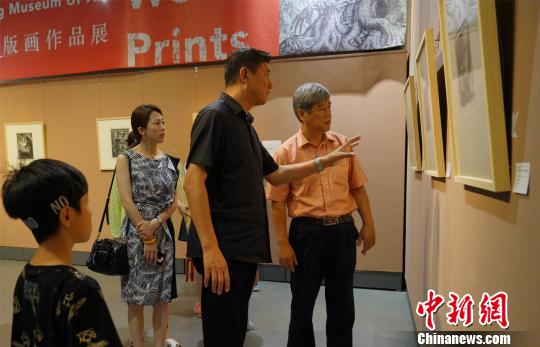 “归来的木刻·中英当代版画作品展导赏”公益活动在黑龙江省美术馆举办。　傅宇 摄