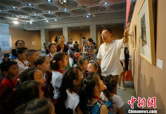 “归来的木刻·中英当代版画作品展导赏”公益活动在黑龙江省美术馆举办。　傅宇 摄