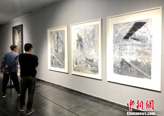 此次展览共展出自上世纪80年代至今，基弗创作的绘画、雕塑、装置、综合媒材等多类艺术作品。　邓霞 摄