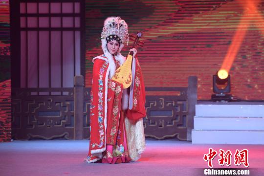 来自海内外的160多位戏迷与戏曲名家同台献艺，演出节目涵盖了中国22个戏剧剧种。　应尼 摄