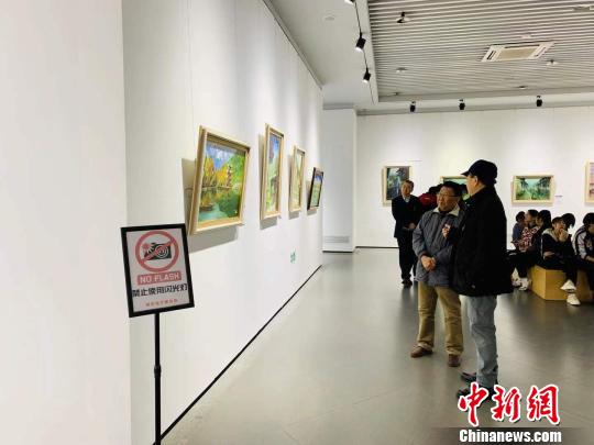 本次展览共展出了油画作品百余幅，风格迥异，题材多样。　刘锡菊 摄