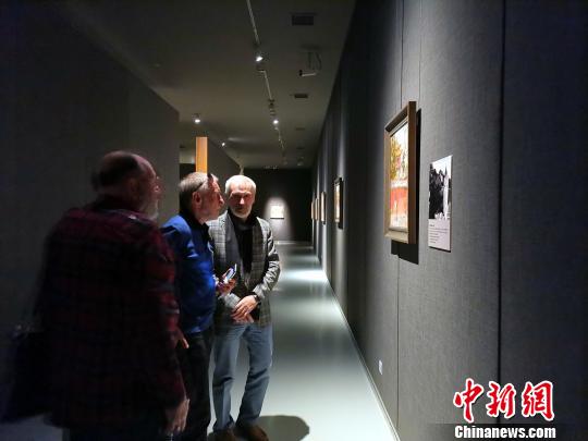 图为，观众在观赏“印象山东——俄罗斯油画家写生作品展”。　孙宏瑗 摄