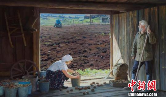 俄罗斯油画《收获土豆》。　刘锡菊 摄