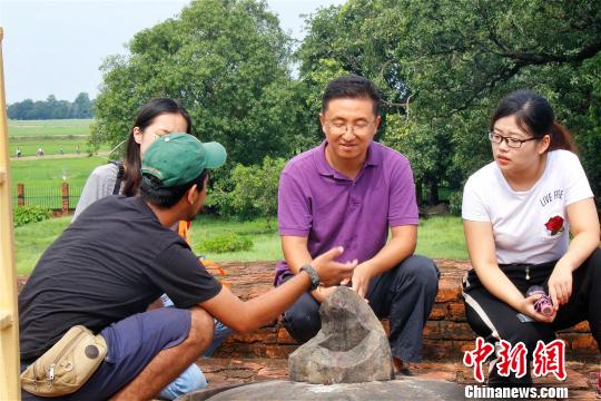 清华大学新闻与传播学院胡钰教授一行在实地调研。　张进宝 摄