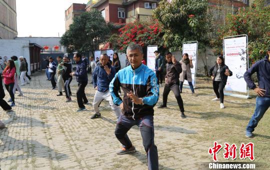 正在练习太极拳的学员们。　王何杰 摄