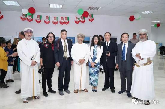 中国摄影家一行五人分别和阿曼苏丹国外交部大使纳赛尔·穆罕默德·阿布赛迪（左四）、阿曼摄影协会主席阿罕迈德·阿卜杜拉·阿布赛迪（右一）、阿曼苏丹卡布斯高级文化与科学中心秘书长办公室主任巴德·穆罕默德·阿马斯卡里（左一）合影