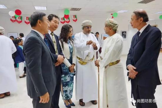 《大使眼中的阿曼》展览开幕活动现场，阿曼苏丹国外交部大使纳赛尔·穆罕默德·阿布赛迪 、阿曼摄影协会主席阿罕迈德·阿卜杜拉·阿布赛迪和中国摄影家亲切交流