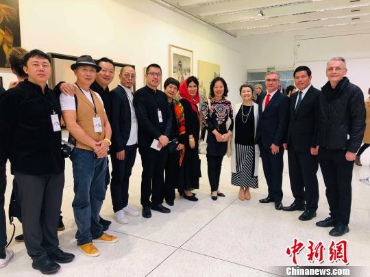 图为中国驻巴西大使馆文化参赞舒建平(右二)参观双年展。驻巴西使馆供图
