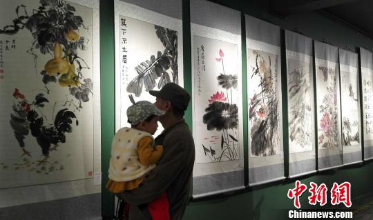 两岸艺术家的100余幅书画作品参展，为老街带来了一股别样的艺术之风。　张茜翼 摄