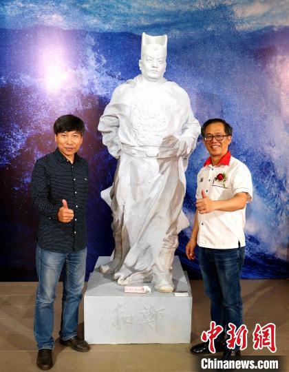 林春(左)和刘志良在郑和塑像前。　黄禧燕 摄