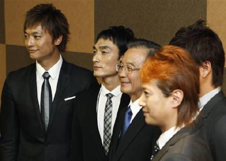 中国国务院总理温家宝5月21日在访日期閒会见了日本流行乐队SMAP。  REUTERS/Issei Kato